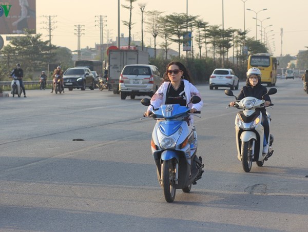 Bất chấp biển cấm, người dân đua nhau đi ngược chiều trên Quốc lộ 5