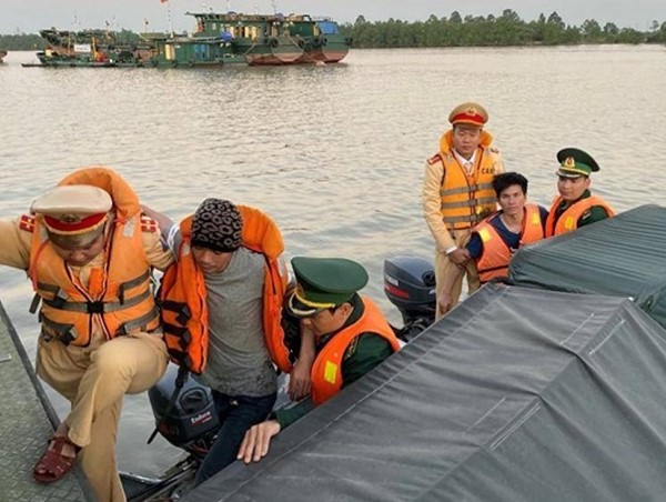 Cứu 2 người bị nạn trên sông