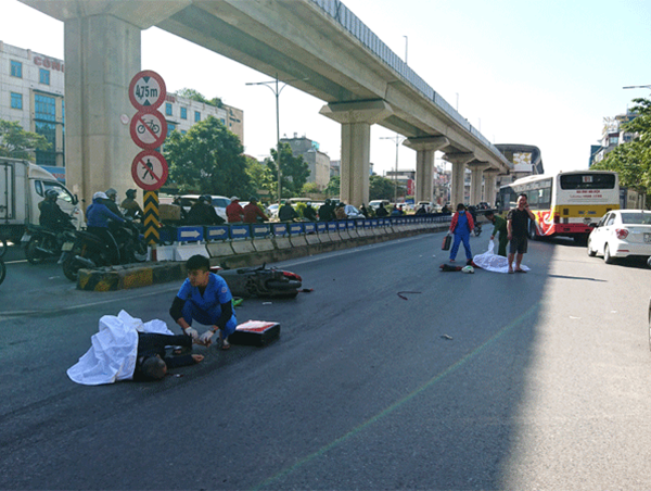 Hà Nội: Va chạm với xe tải, đôi nam nữ tử vong thương tâm