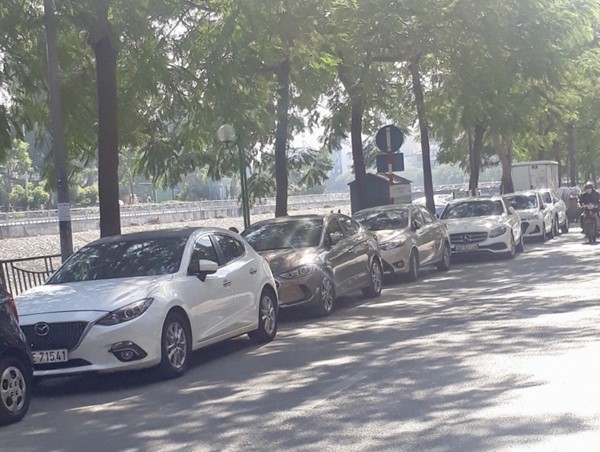 Báo động tình trạng ô tô đỗ xe trái phép dưới lòng đường