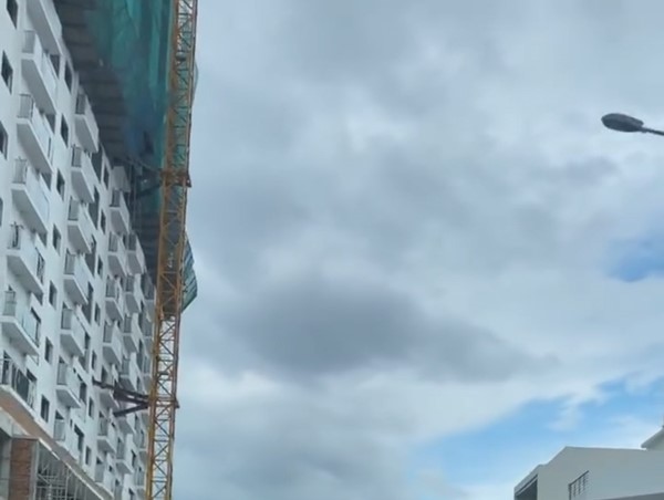 'Đứng hình' với xe ba bánh chở hàng cồng kềnh náo loạn trên phố 