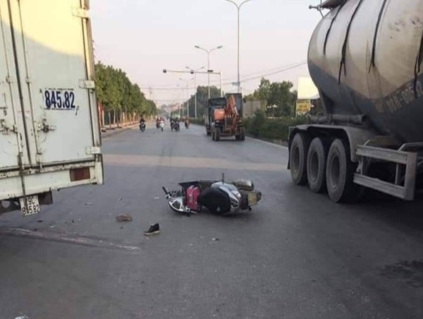 Hà Nội: Mẹ tử vong, con gái 6 tuổi cấp cứu sau va chạm với xe tải