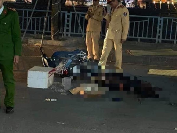 Va chạm với xe tải, nam thanh niên tử vong trên phố Hà Nội