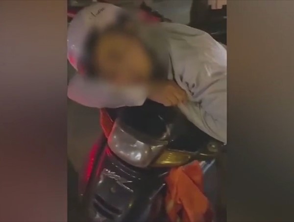 Clip: Đâm méo đuôi xe ô tô, tài xế xe máy lăn ra ngủ 