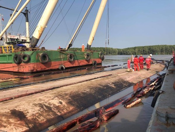 Hiện trường tìm kiếm 2 thợ lặn mất tích trong khi trục vớt tàu chìm ở Cần Giờ