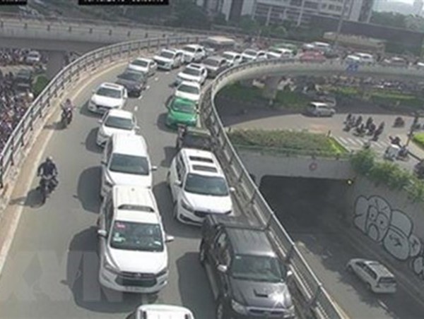 ​TP.HCM: Xe chở hàng lậu tự gây tai nạn ở đường hầm vượt sông Sài Gòn