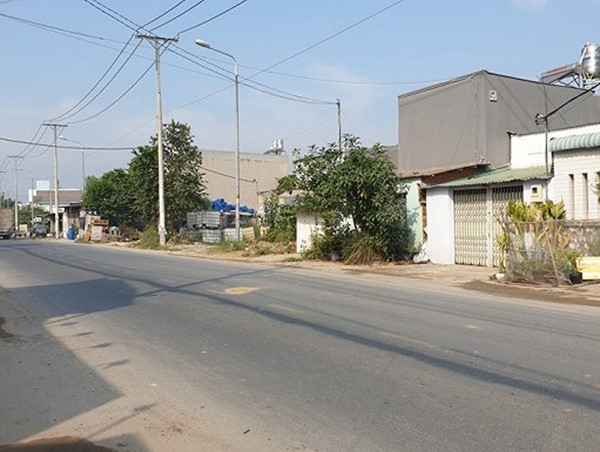 Bị giật điện thoại, hai cha con tông vào xe tải