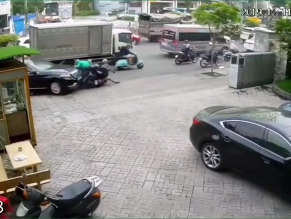 Video: Kinh hoàng ô tô Mercedes tông gục nhiều người đi xe máy ở TP HCM