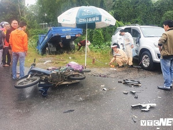 2 ô tô húc nhau, 3 cha con đi xe máy thương vong