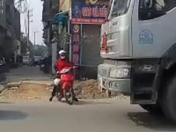 Clip: Cố len sang đường, người phụ nữ suýt mất mạng dưới gầm container 