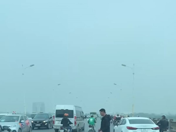 Clip: Thanh niên say rượu, ngả xe giữa cầu Vĩnh Tuy rồi nhảy múa 