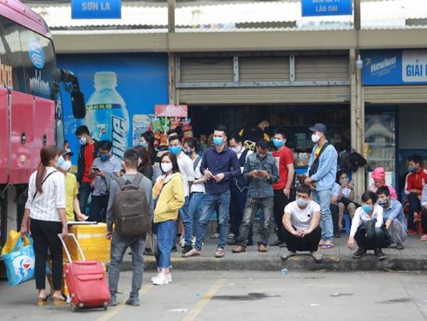 Cận cảnh bến xe Mỹ Đình trong ngày đầu nghỉ lễ 30/4