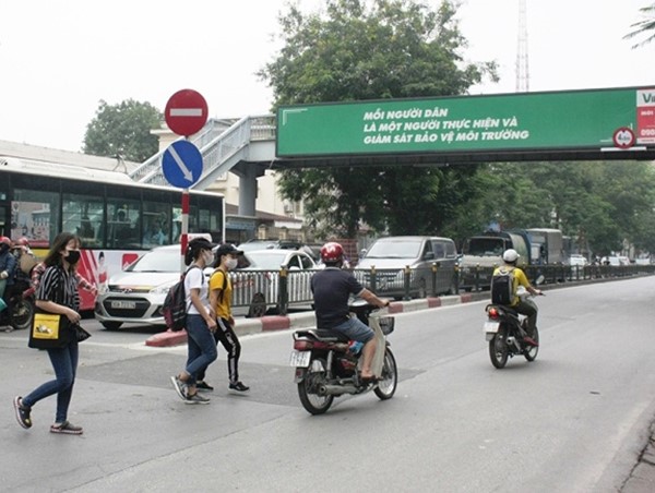 Bỏ mặc cầu đi bộ, người dân vô tư di chuyển dưới lòng đường