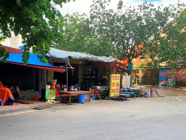 Những hình ảnh “trái tai gai mắt” trên phố Tôn Quang Phiệt