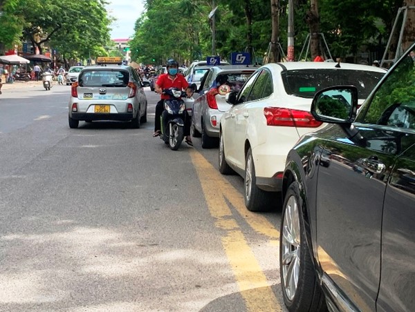 Xe ô tô “bủa vây” cổng Bệnh viện Đại học Y