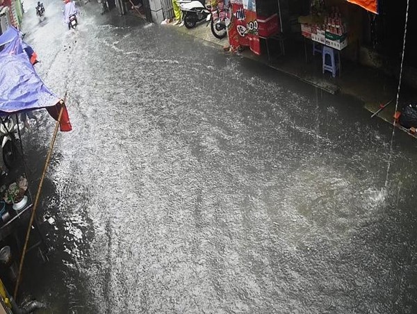 Giao thông gặp khó do cơn mưa sáng ngày 5/7
