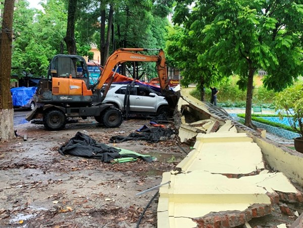 Hoàn thành di dời 13 xe ô tô bị tường gạch đổ sập