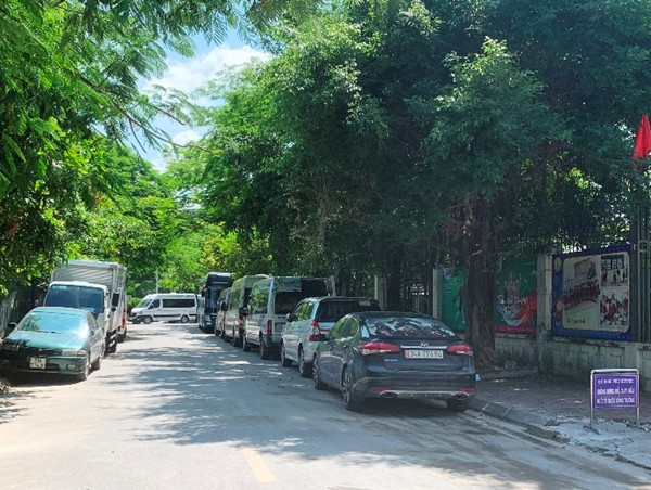 Nhức nhối tình trạng xe ô tô bủa vây trường tiểu học Trung Yên