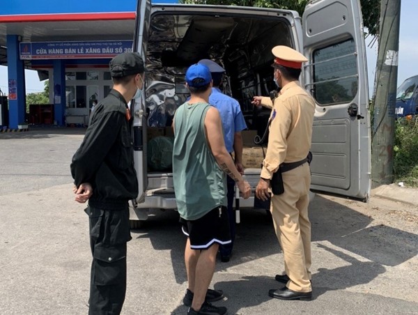 Hà Nội: Phát hiện xe tải chở mỹ phẩm không rõ nguồn gốc xuất xứ