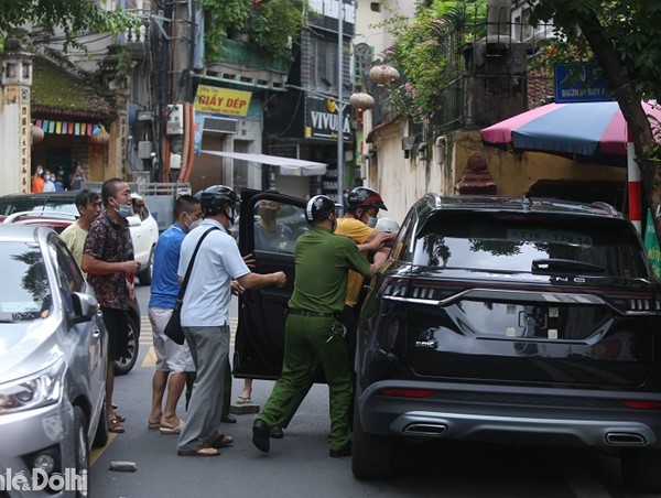 Hà Nội: Lái xe ô tô nghi ngáo đá “đại náo” phố Thụy Khuê