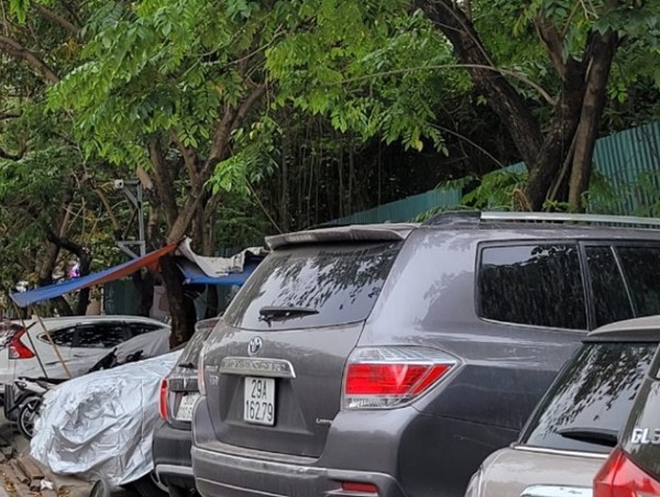 Quận Đống Đa: Bãi xe quây trường tiểu học Phương Liên