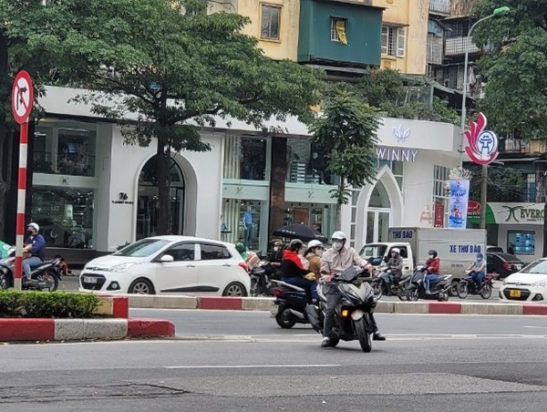 Muôn kiểu vi phạm luật giao thông tại nút Trúc Khuê – Nguyễn Chí Thanh