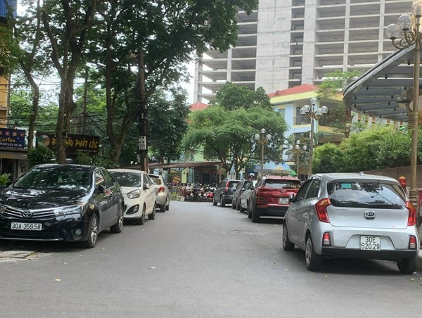 Cần chấn chỉnh vi phạm trật tự đô thị tại phố Trần Huy Liệu - Nam Cao 