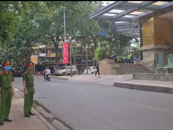 Ban Chỉ đạo 197 phường Giảng Võ: Xử lý xe ô tô dừng đỗ sai quy định tại nút Trần Huy Liệu - Nam Cao