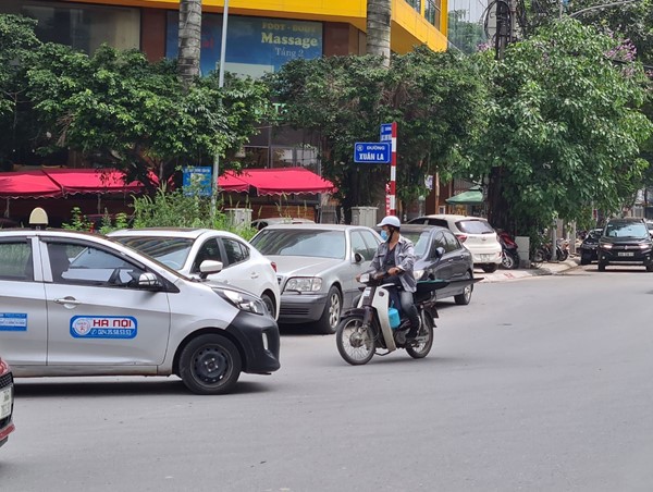 Quận Tây Hồ: Xe ô tô án ngữ nút Xuân La - Lạc Long Quân
