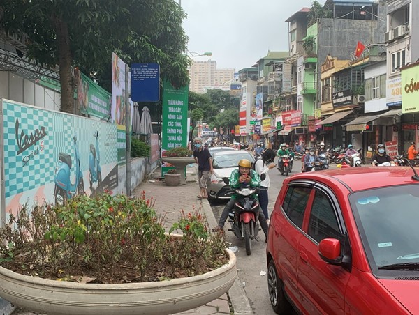 Quận Hoàng Mai: Xe ô tô quây nhà chờ xe buýt trên phố Trương Định