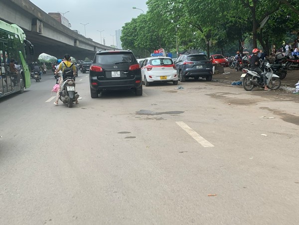 Khu đô thị Kim Văn – Kim Lũ: Tràn lan xe ô tô dừng đỗ sai quy định