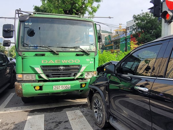 Đang dừng đèn đỏ, xe vệ sinh môi trường bị đâm trực diện
