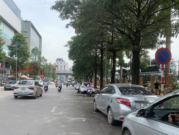 Phố Lê Trọng Tấn, quận Thanh Xuân: Hàng loạt xe ô tô dừng đỗ sai quy định