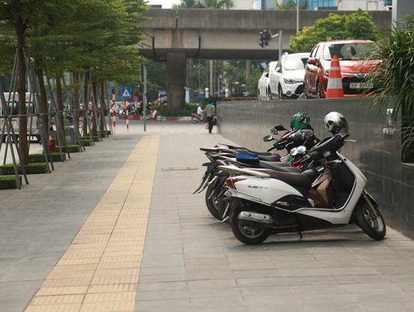 Vỉa hè phố Tôn Thất Thuyết bị lấn chiếm 