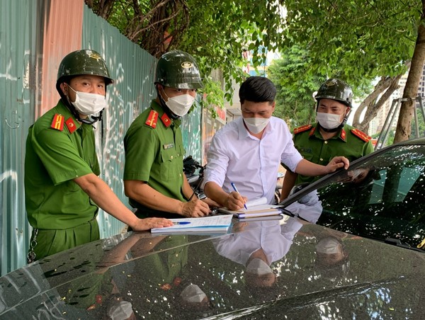 Xử lý tình trạng xe ô tô dừng đỗ lấn chiếm vỉa hè phố Lê Văn Lương