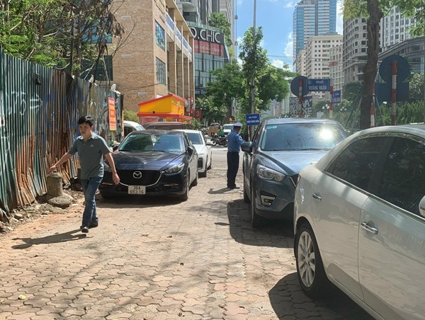 Gian nan xử lý xe ô tô dừng đỗ trên vỉa hè