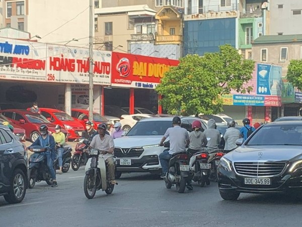 Hà Nội: Phớt lờ quy định hàng trăm phương tiện đi ngược chiều trên đường Nguyễn Xiển