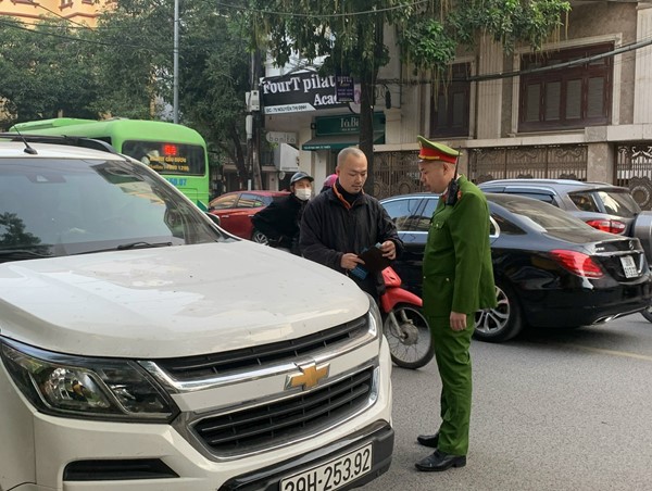 Hàng loạt xe sang bỗng gặp “sự cố” khi gặp lực lượng chức năng 