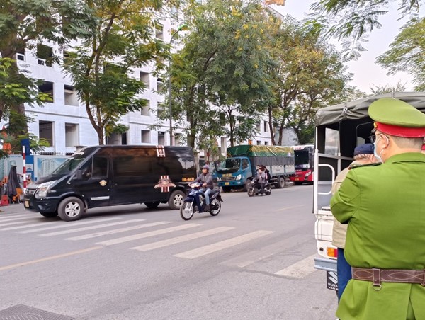 Bị kiểm tra lỗi dừng đỗ sai quy định nhà xe Hà Tùng dọa cảnh sát trật tự