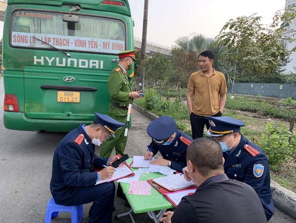 Quận Cầu Giấy: Hàng loạt xe khách vi phạm Luật Giao thông bị xử lý