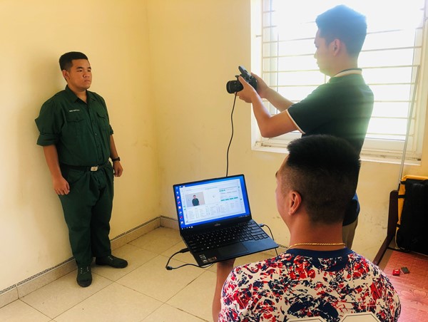  Vượt hàng ngàn km làm căn cước cho công dân