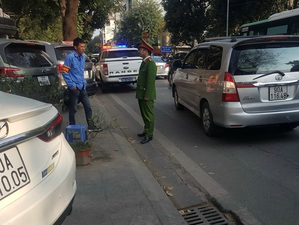 Xử phạt 2 điểm trông giữ phương tiện sai quy định trên phố Nguyễn Thái Học
