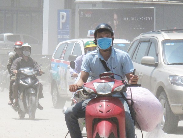 Đường Trường Chinh mịt mờ trong bụi bẩn