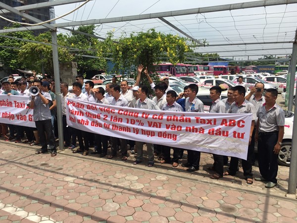 Hàng trăm lái xe taxi ABC phản đối sáp nhập với G7