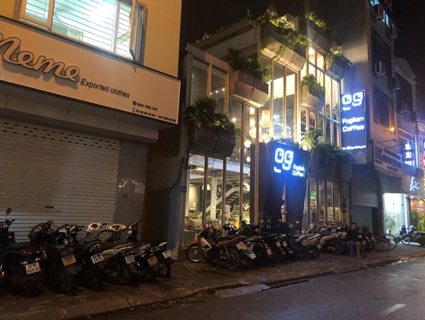 Hà Nội: Xe cộ dừng đỗ tuỳ tiện trên vỉa hè, lòng đường nhiều nơi