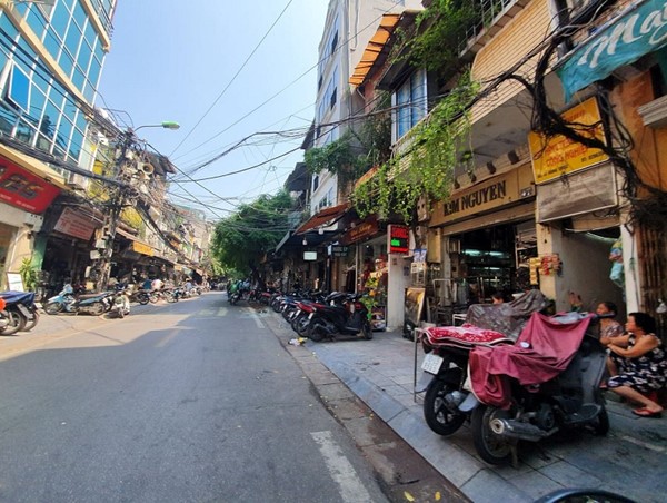 Cần xử lý nghiêm tình trạng công trình xây dựng lấn chiếm vỉa hè