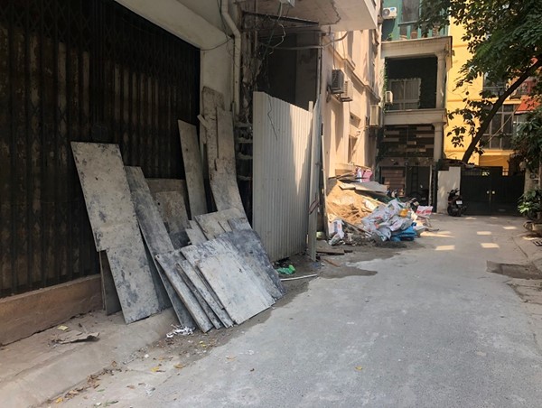 Công trình xây dựng sai phép “nuốt” trọn vỉa hè, lòng đường