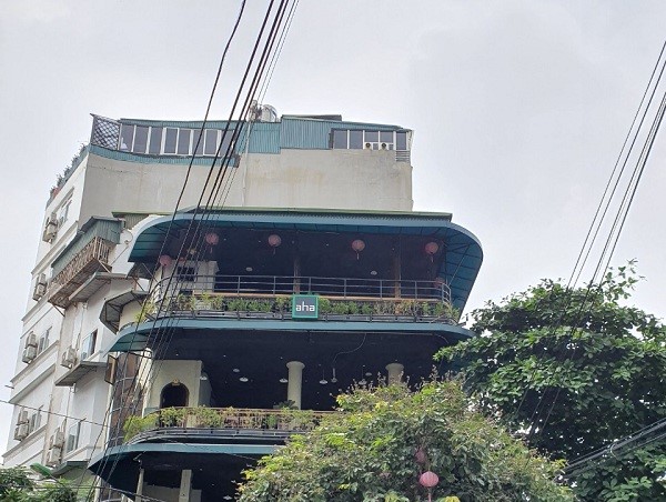 Cà phê Aha số 01 Cửa Đông: Lấn chiếm vỉa hè, coi thường chính quyền địa phương