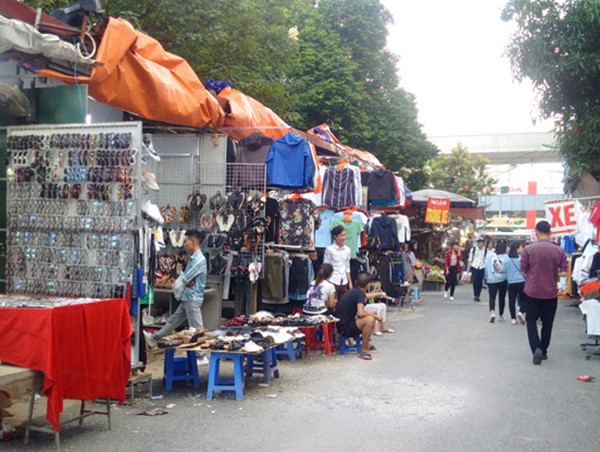 Vi phạm trật tự đô thị tái diễn trên phố Phan Văn Trường