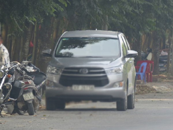 Bán hàng ven đường Đại lộ Thăng Long gây nguy hiểm